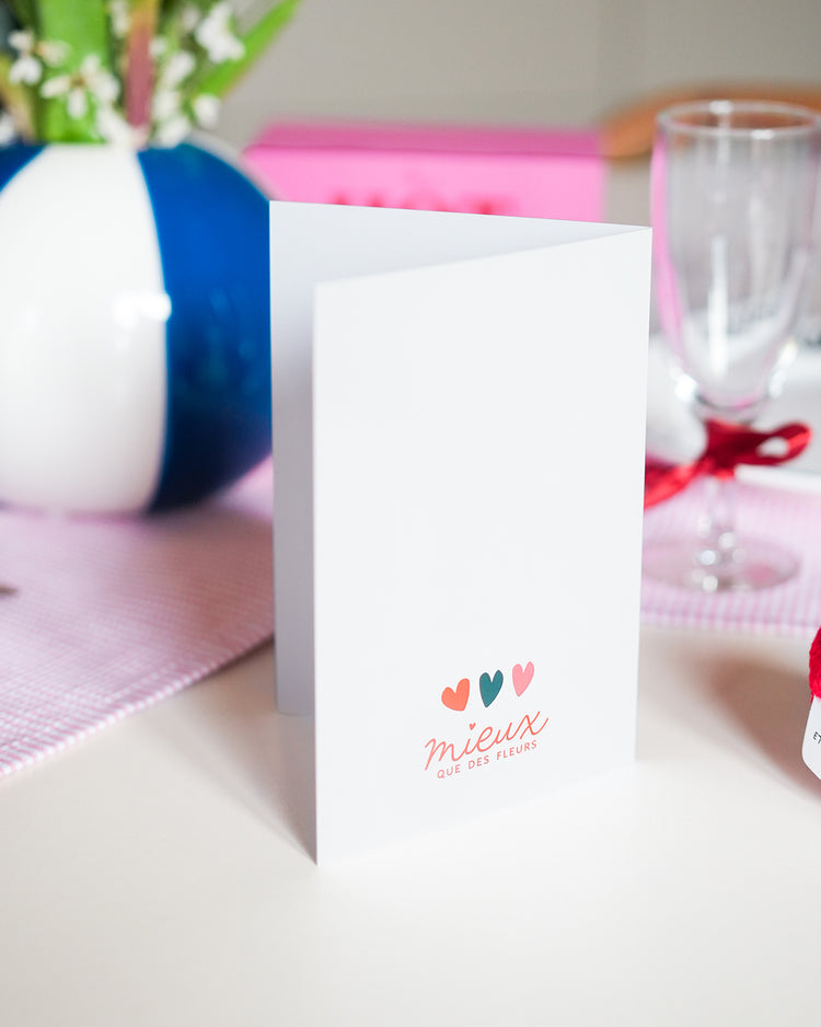 Carte romantique avec motifs floraux et texte d'amour