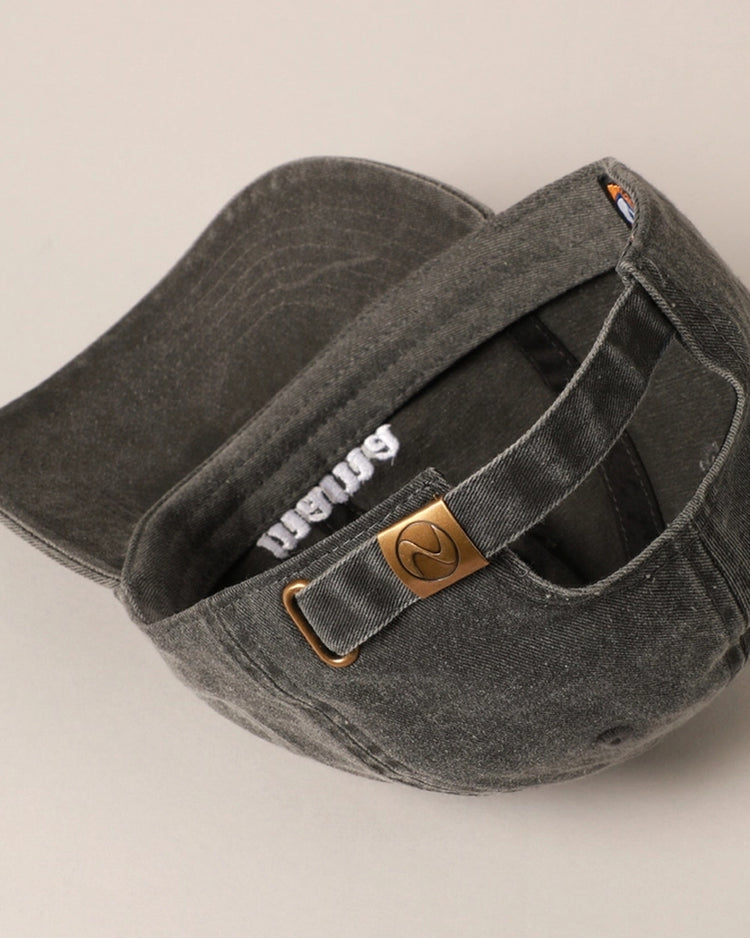 Casquette en coton brodée 'mama' vue de côté