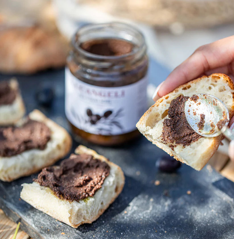 Tapenade d'olives noires en pot, texture crémeuse et épaisse