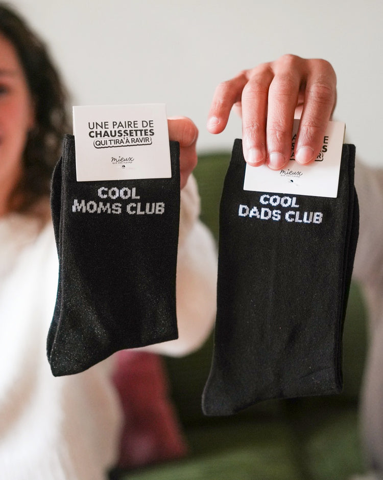 Chaussettes noires avec motif Cool Dads Club en gros plan