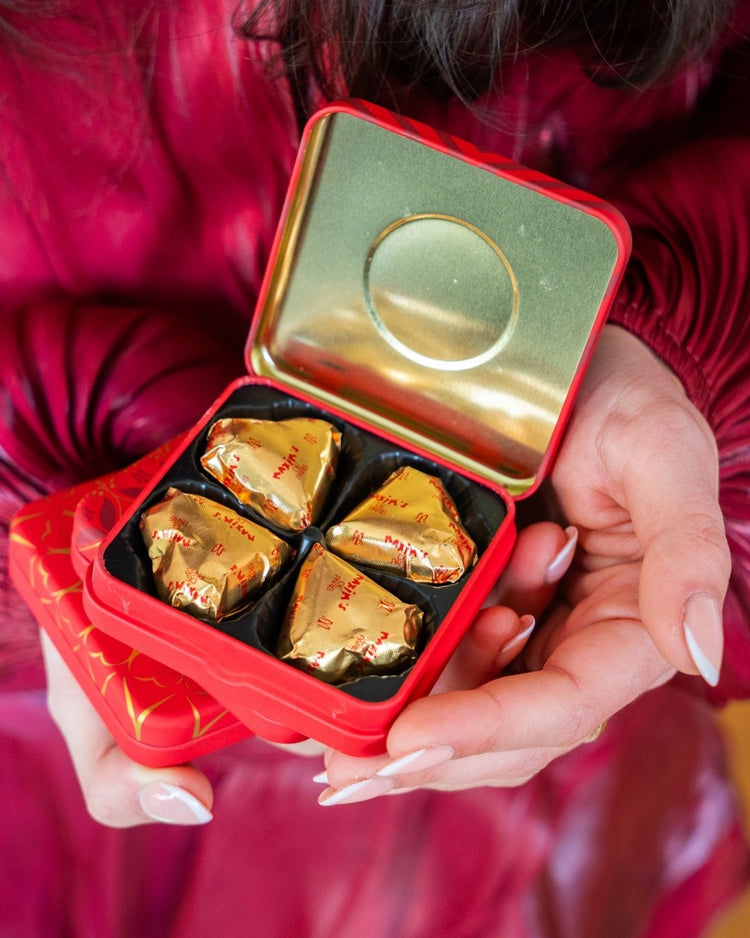 Coffret de 4 cœurs en chocolat au lait avec motifs élégants