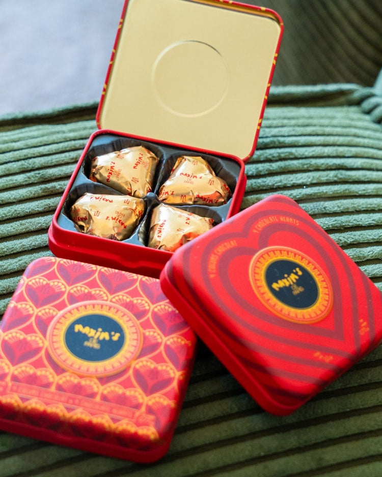 Coffret de 4 cœurs en chocolat au lait sur fond clair