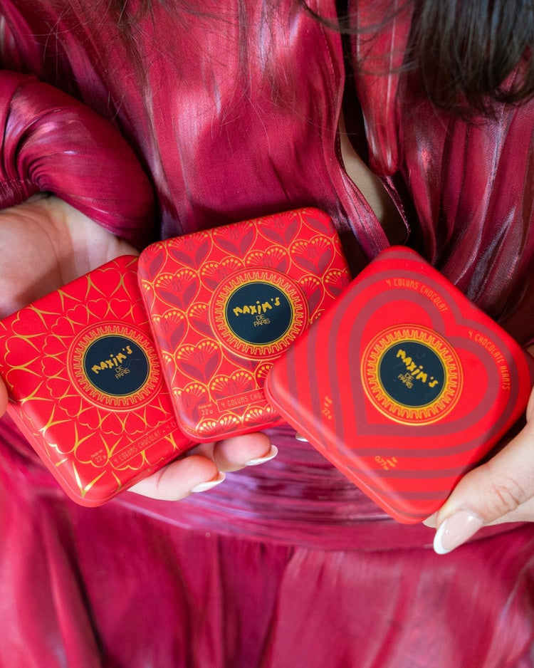 Coffret de 4 cœurs en chocolat au lait dans une boîte métallique