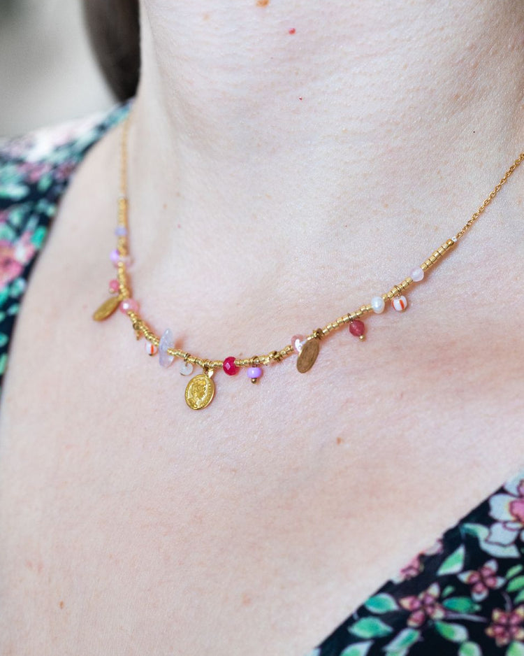 Collier Lila avec breloques dorées et perles colorées