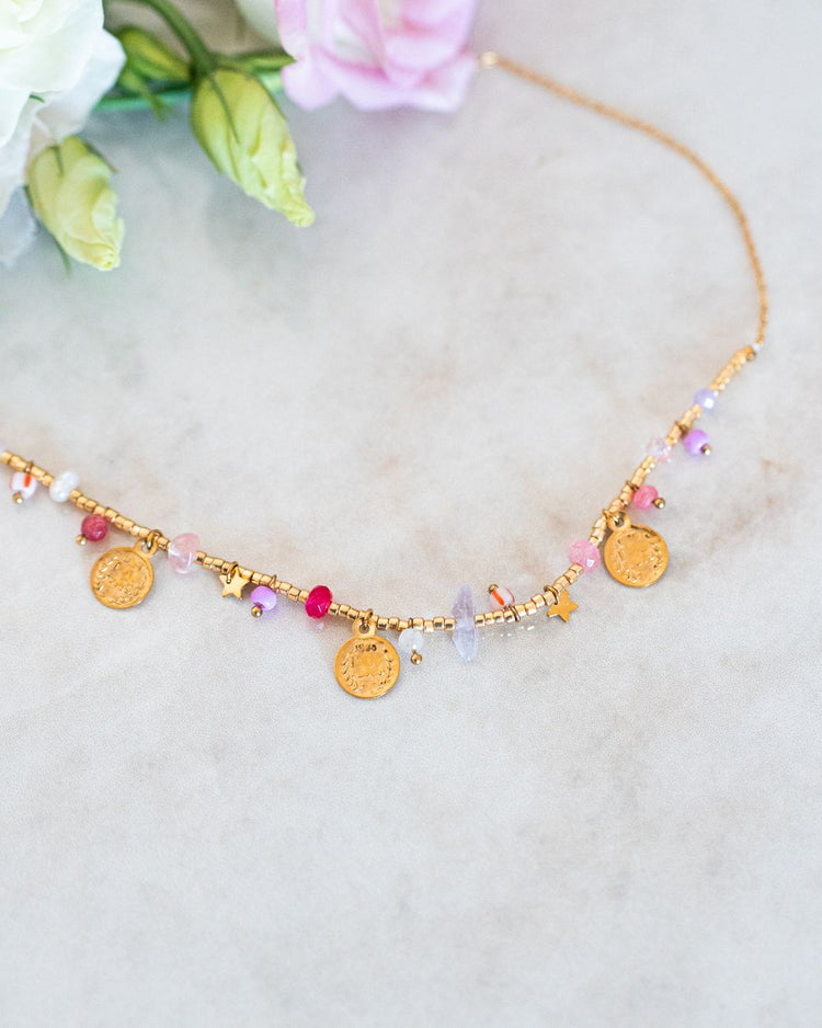 Collier Lila avec breloques dorées et perles colorées en détail