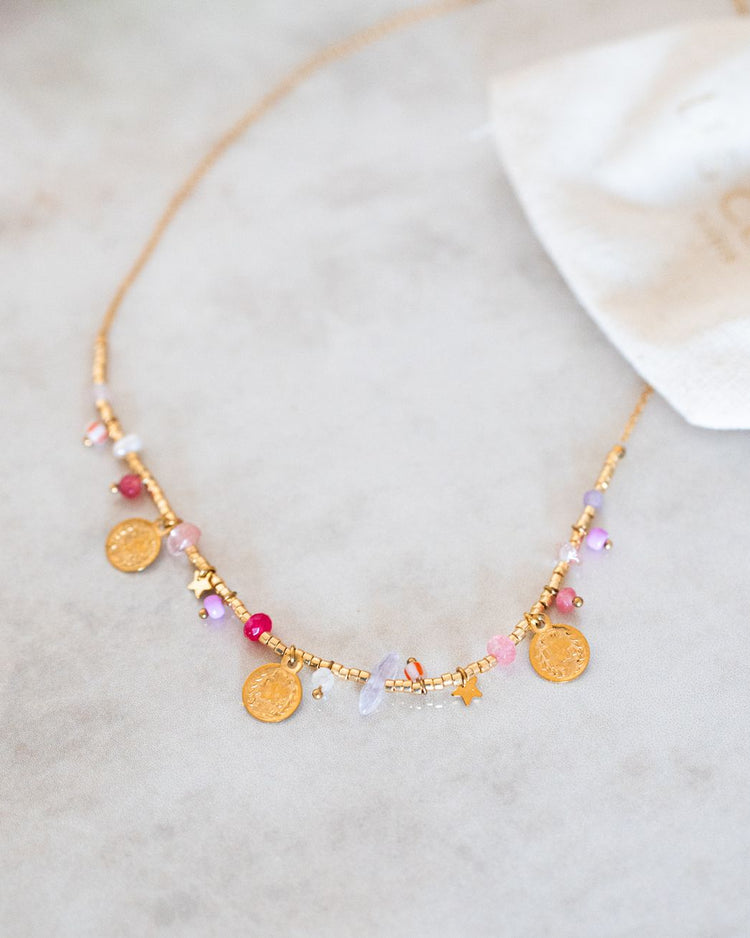 Collier Lila avec breloques dorées et perles colorées
