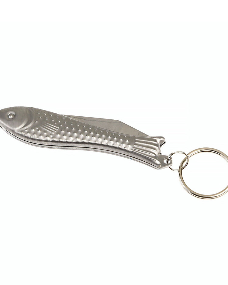 Porte-clés en forme de poisson avec lame visible et texture métallique.