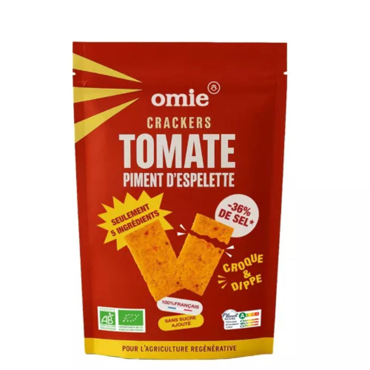 Crackers bio à la tomate sur fond neutre, texture croustillante