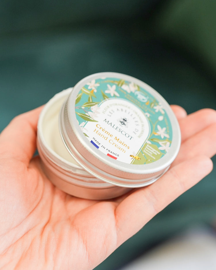 Crème pour les mains avec texture crémeuse et flacon élégant.
