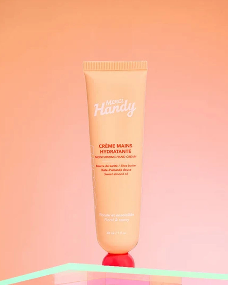 Crème mains Sun avec texture crémeuse sur fond clair