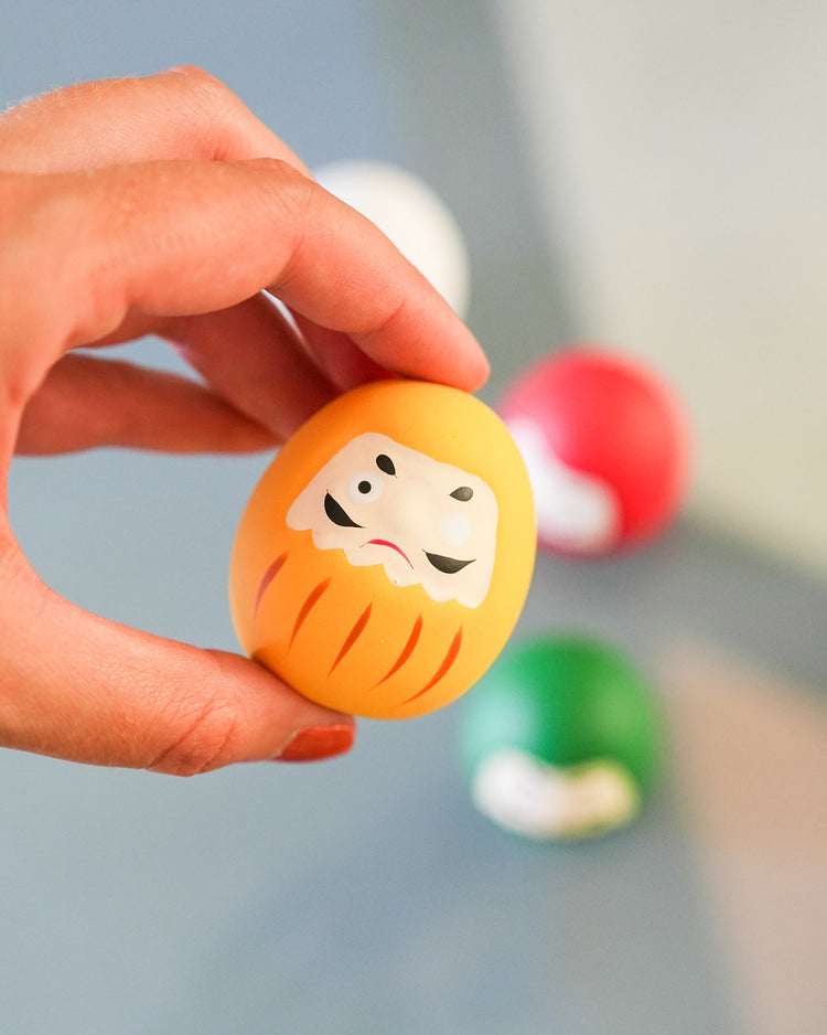 Daruma japonais en vue rapprochée, détails des yeux vides.