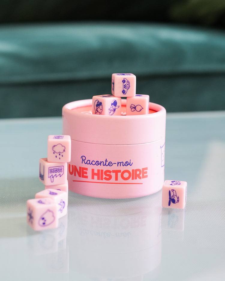 Dés colorés pour enfants avec illustrations ludiques sur chaque face.