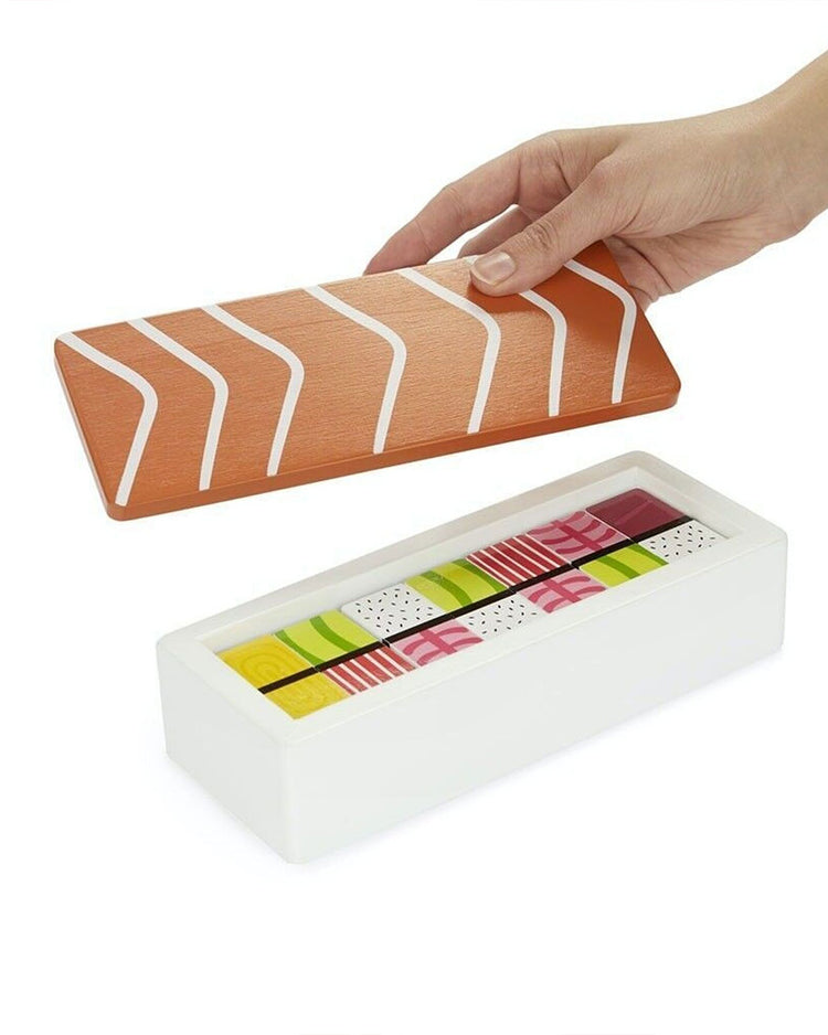 Jeu de dominos colorés en forme de sushis sur fond clair.