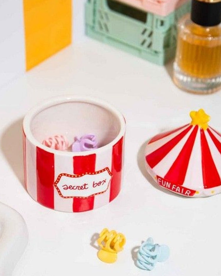 Boîte à bijoux cirque avec motifs colorés et détails festifs