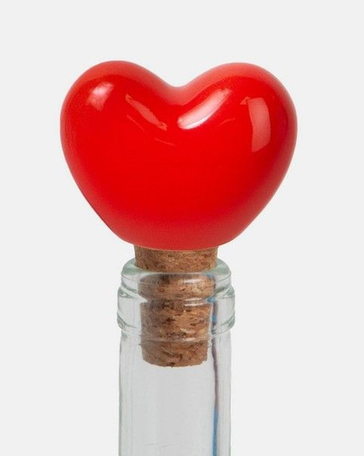 Bouchon de bouteille en forme de cœur sur fond blanc