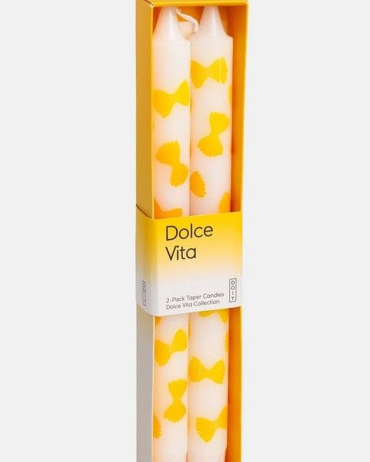 Bougies en forme de pâtes farfalle sur une table élégante