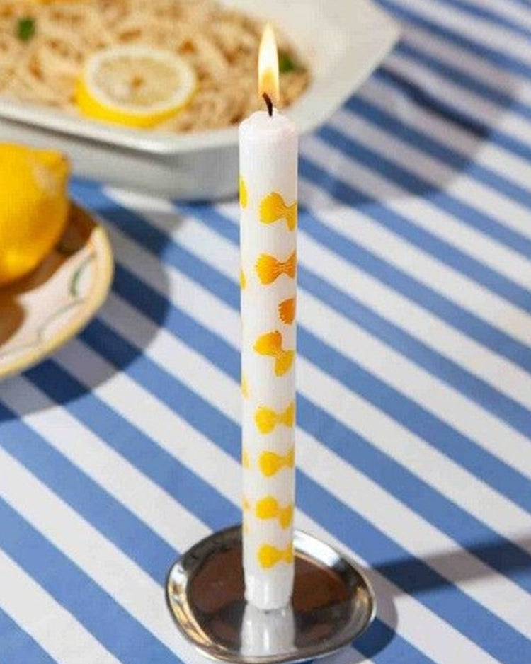 Bougies en forme de pâtes farfalle sur une table élégante