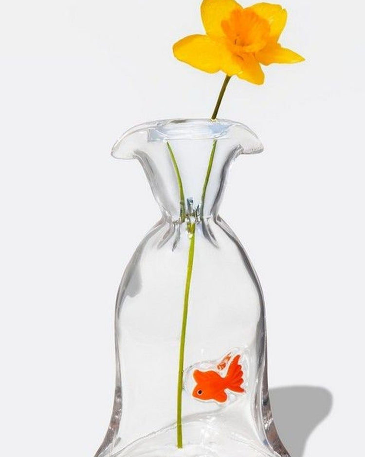 Vase en forme de poisson rouge avec texture brillante