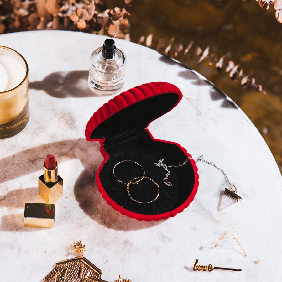 Boîte à bijoux en forme de coquillage rouge, vue de dessus