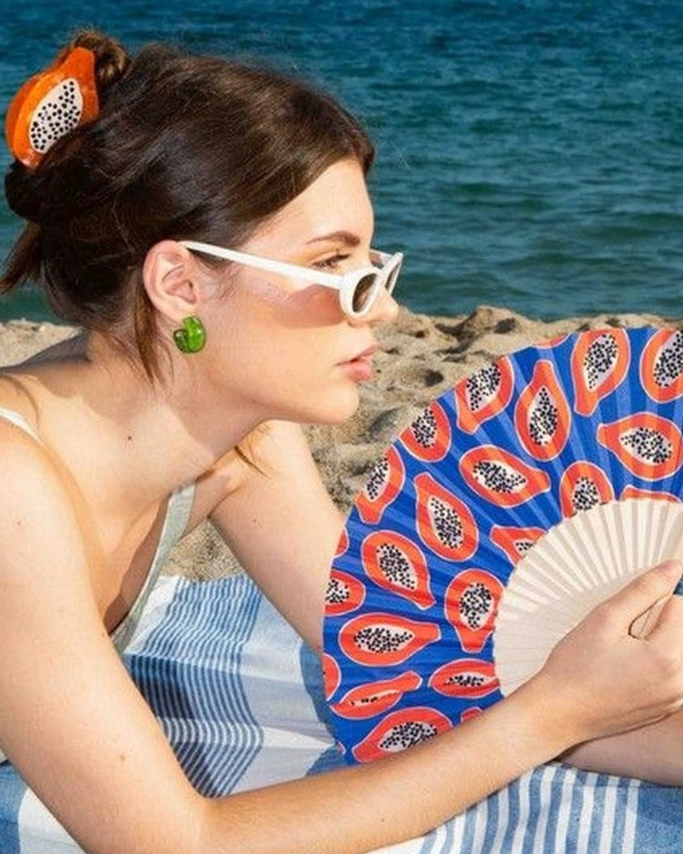 Éventail Papaye ouvert, motif tropical vibrant et texture en bois