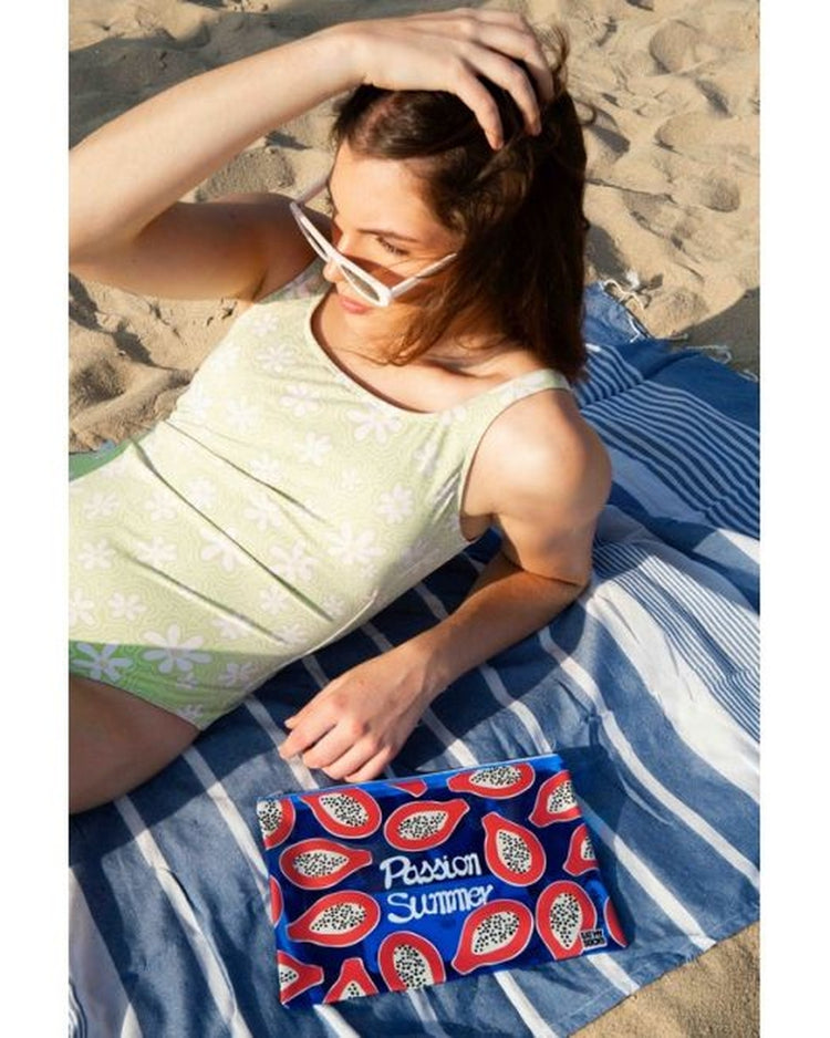 Pochette papaye avec zip, vue de côté sur fond neutre