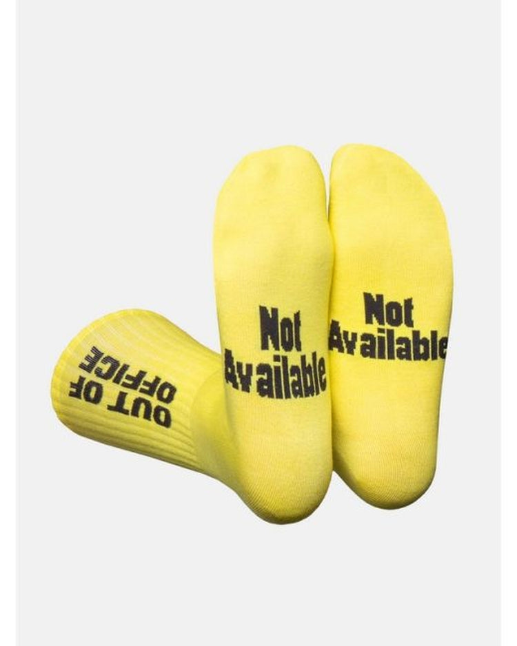 Chaussettes 'Out of office' avec message humoristique en gros plan