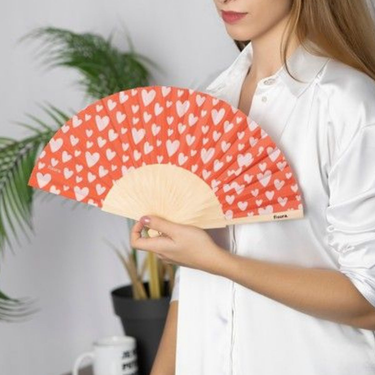 Éventail décoré de petits cœurs rouges, brille dans l'obscurité