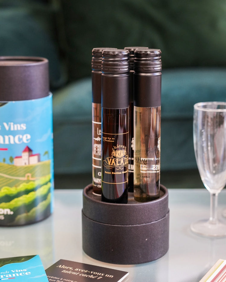 Coffret de dégustation avec flacons de vin en verre élégants.