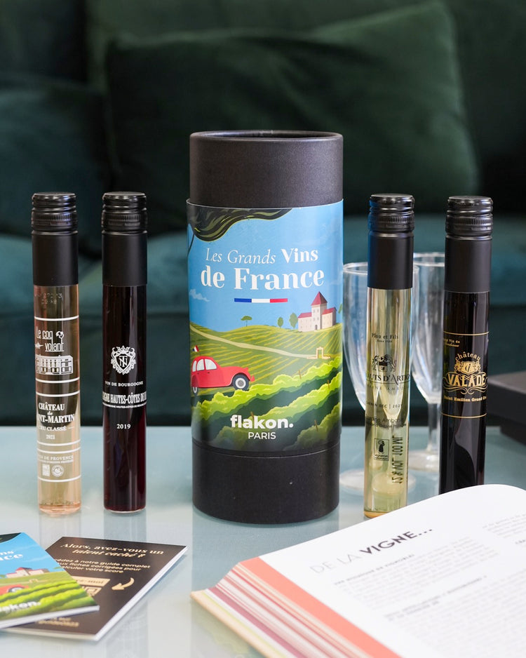 Coffret de dégustation avec flacons de vin en verre élégants.