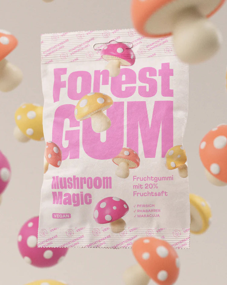 Bonbons vegan en forme de champignons sur fond flou