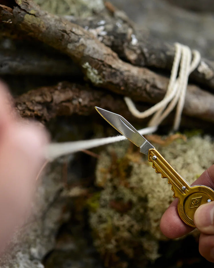 Couteau de poche en laiton avec forme de clé, vue latérale