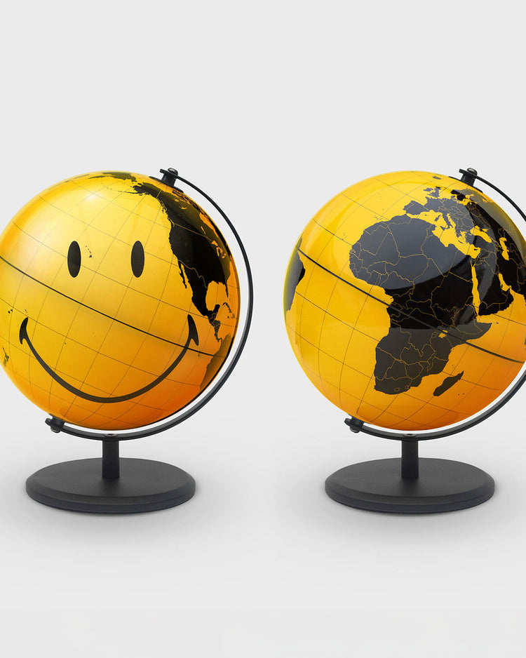 Globe terrestre Smiley avec motifs joyeux sur fond blanc