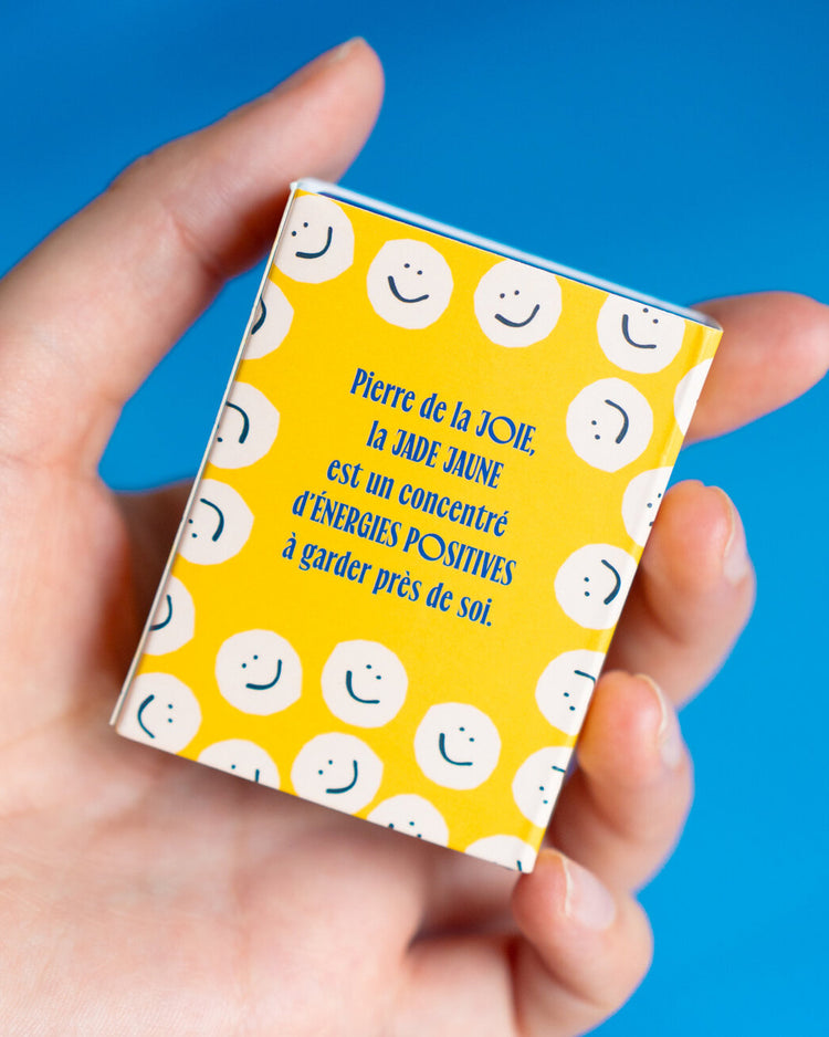 Grigri joie avec visage souriant et message positif en gros plan