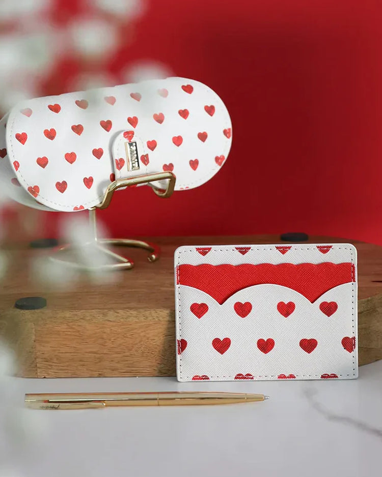Porte-cartes avec motifs de cœurs rouges sur fond clair