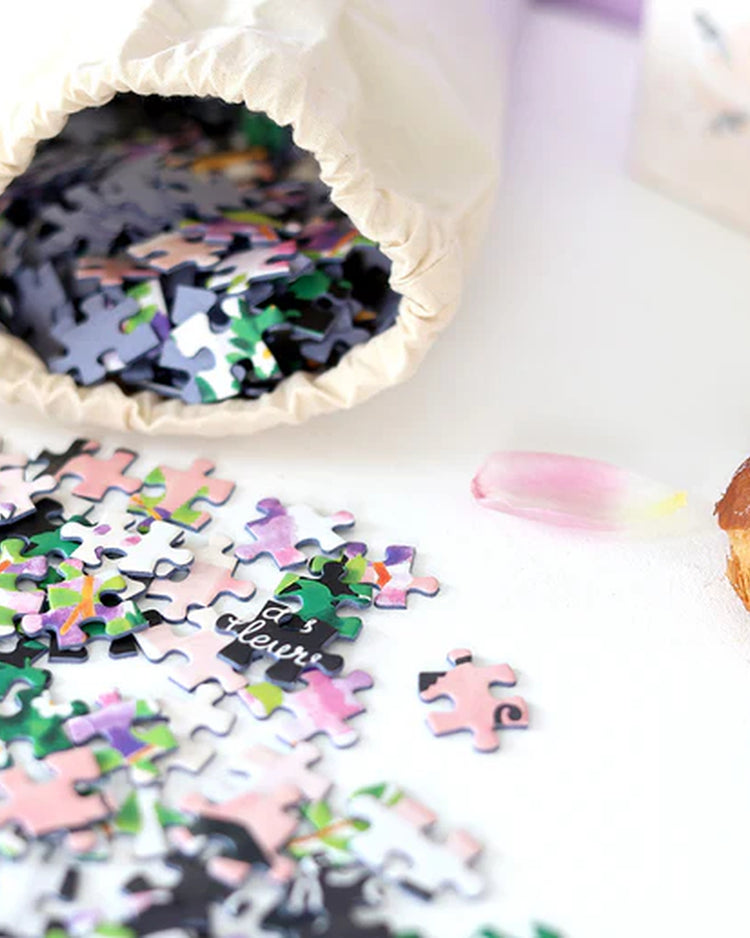 Puzzle représentant un café parisien avec détails colorés