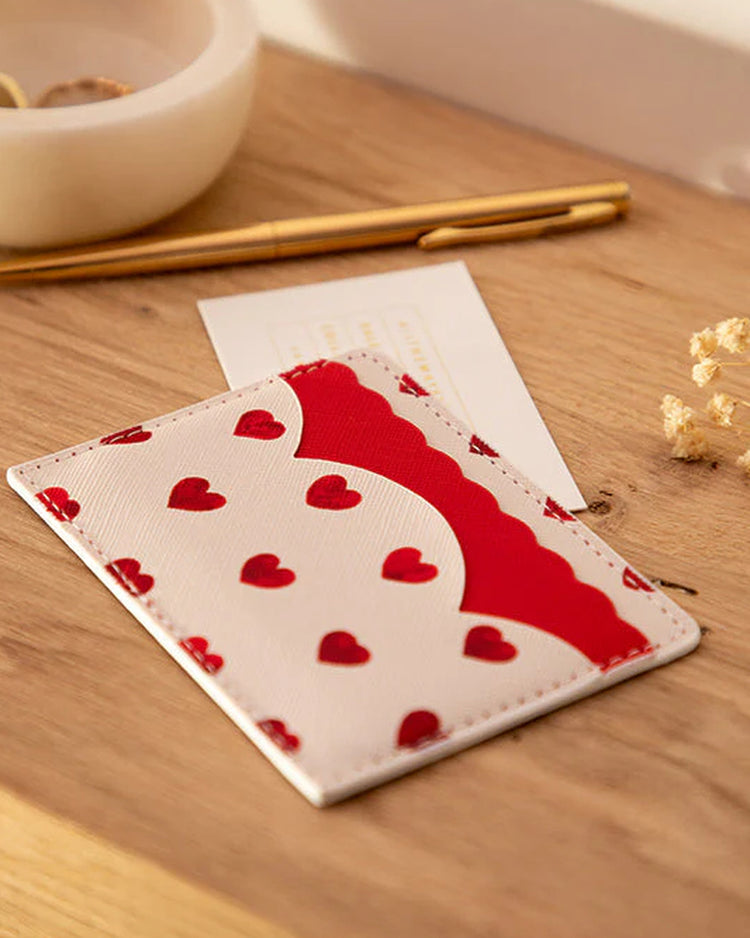 Porte-cartes en cuir avec motifs de cœurs rouges sur fond clair