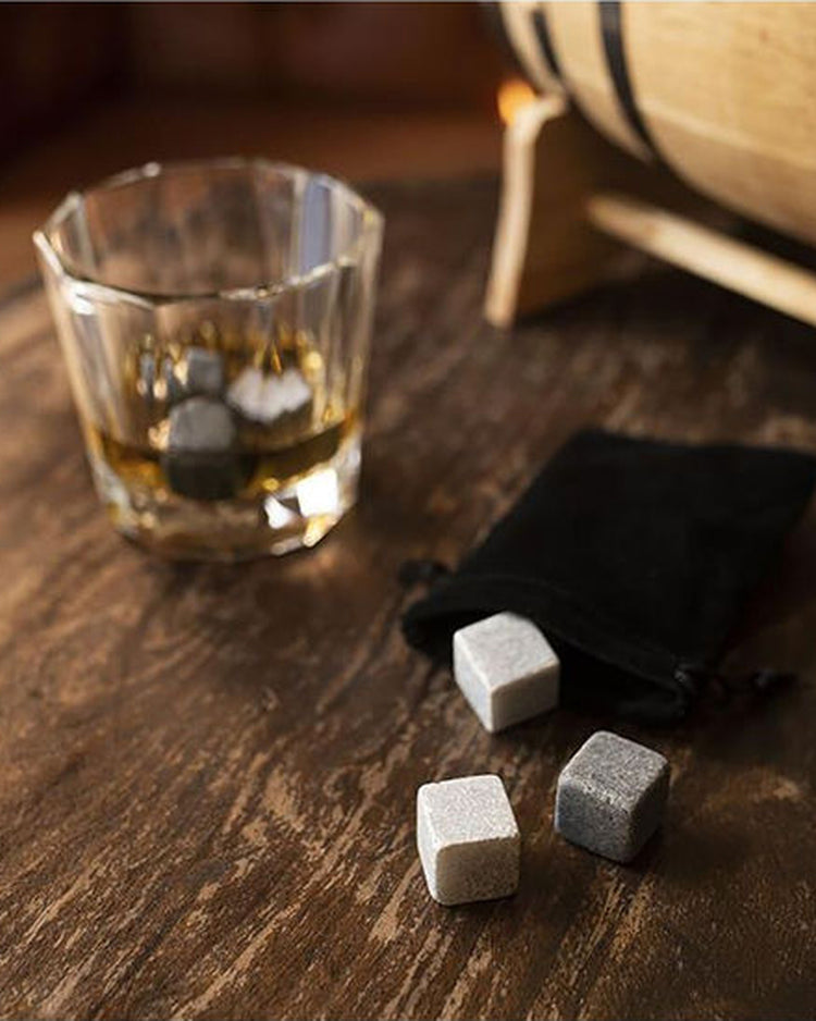 Pierres à whisky en forme de cubes, texture lisse et froide