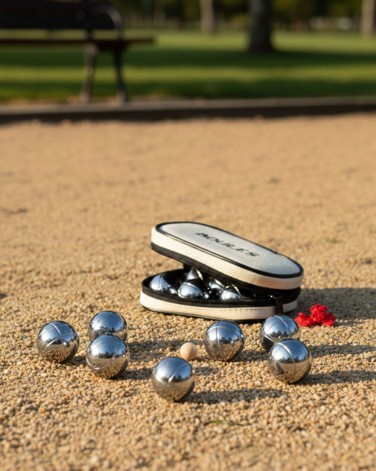 Mini boules de pétanque sur fond neutre, prêtes à jouer