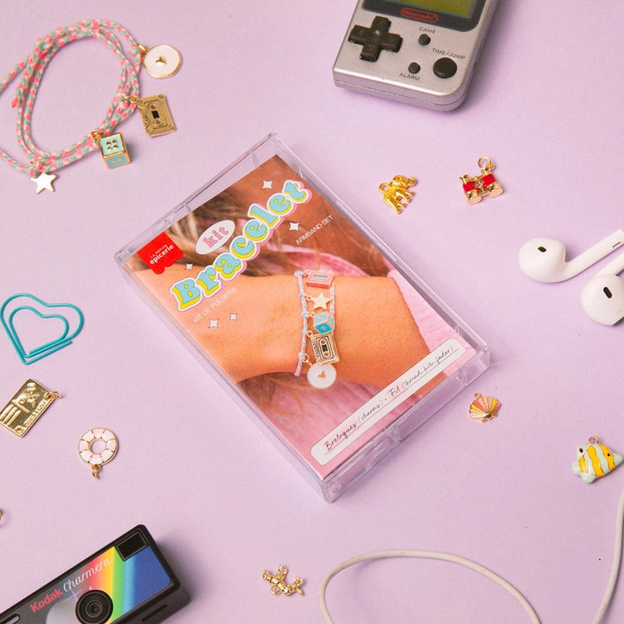 Boîte cassette audio contenant des matériaux pour bracelet océanique