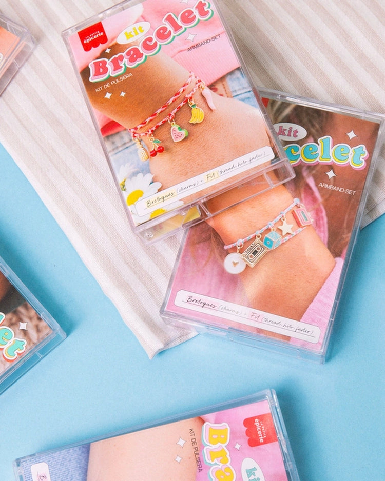 Boîte cassette audio contenant des perles marines colorées