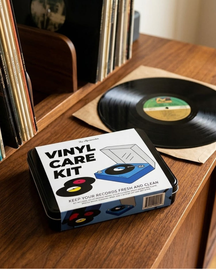 Kit de nettoyage vinyle avec brosse et solution, vue de dessus