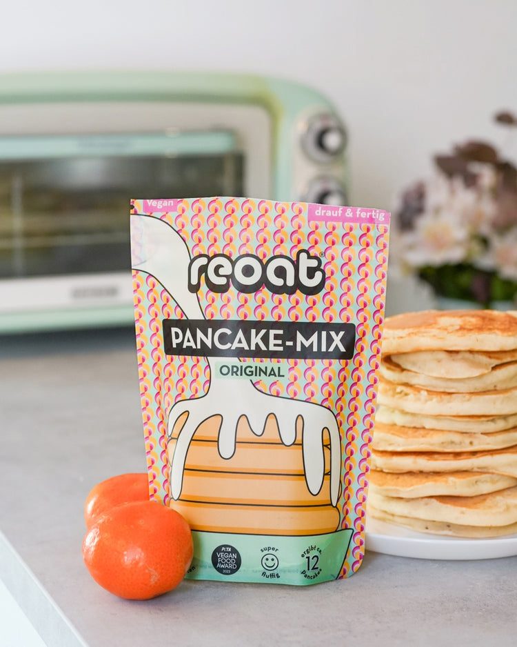Kit DIY pancakes avec ustensiles et mélange en vue aérienne.