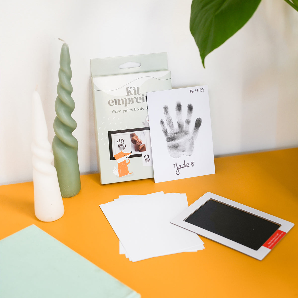 Kit d'empreinte de bébé avec détails des empreintes sur fond clair.
