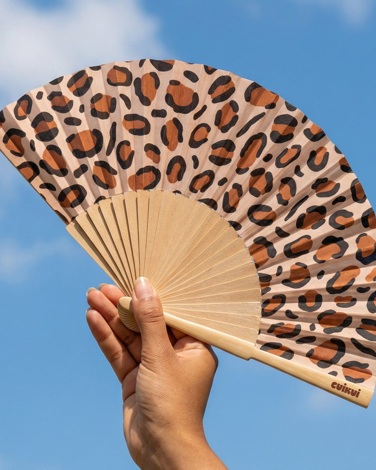 Éventail motif léopard avec bois clair, ouvert en détail