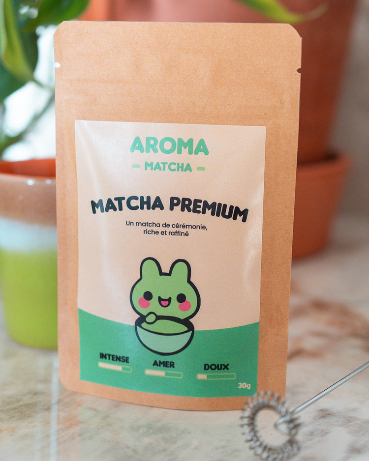 Sachet de matcha bio avec texture poudreuse visible