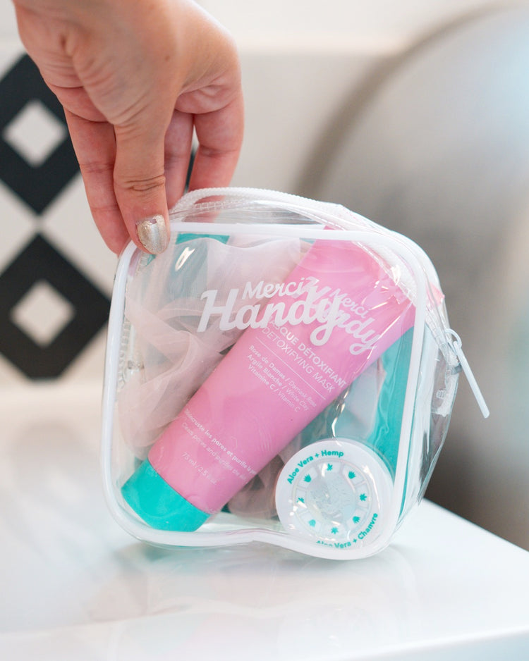 Coffret de soin visage avec chouchou en tissu et produits variés.