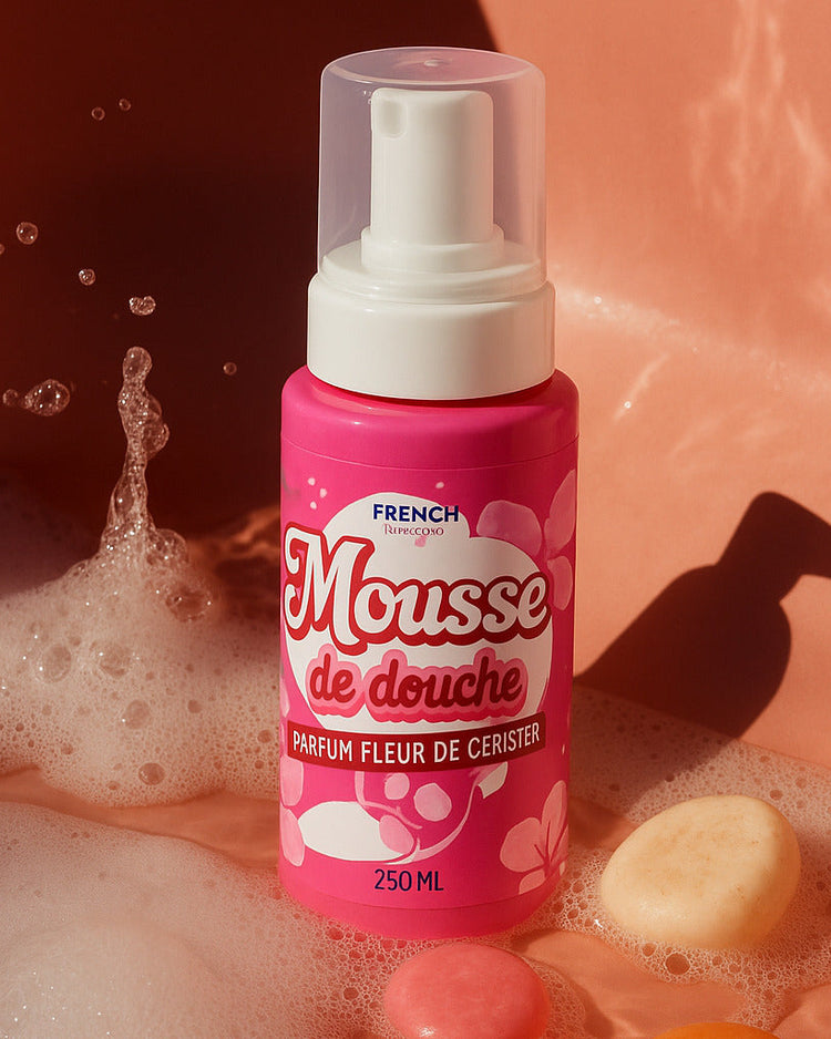 Mousse de douche fleur de cerisier avec texture légère en gros plan