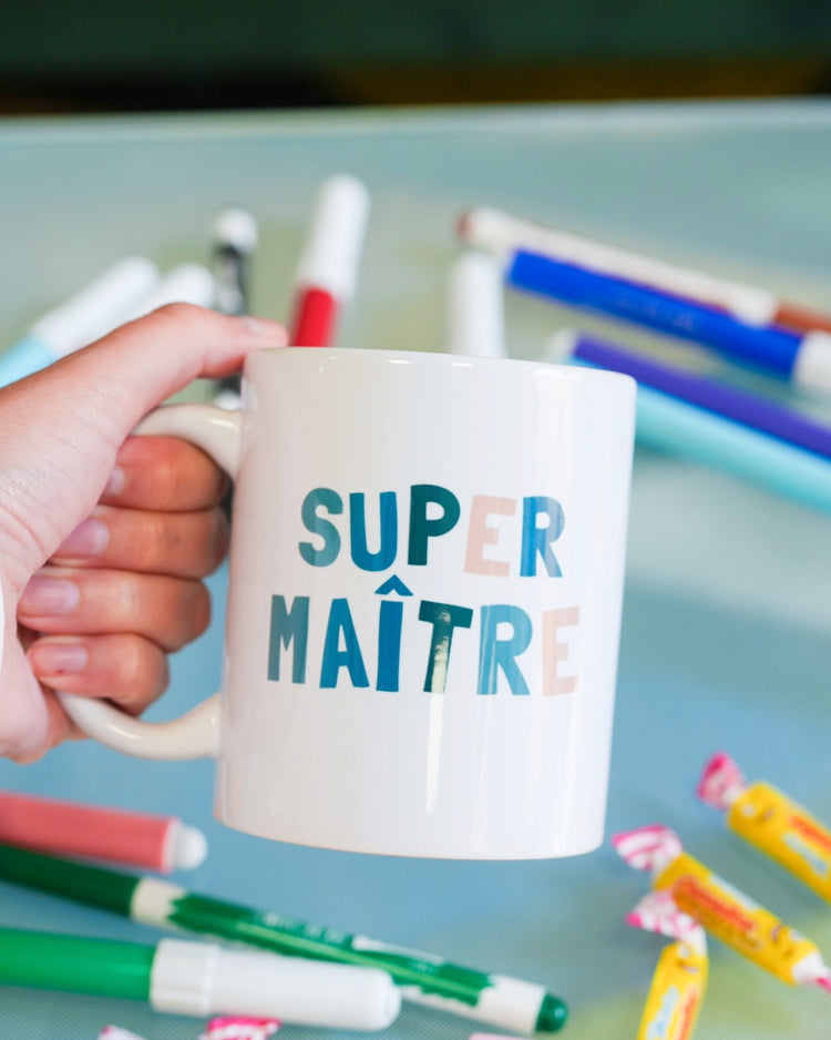 Mug avec inscription pour maîtresse, motif coloré et joyeux.