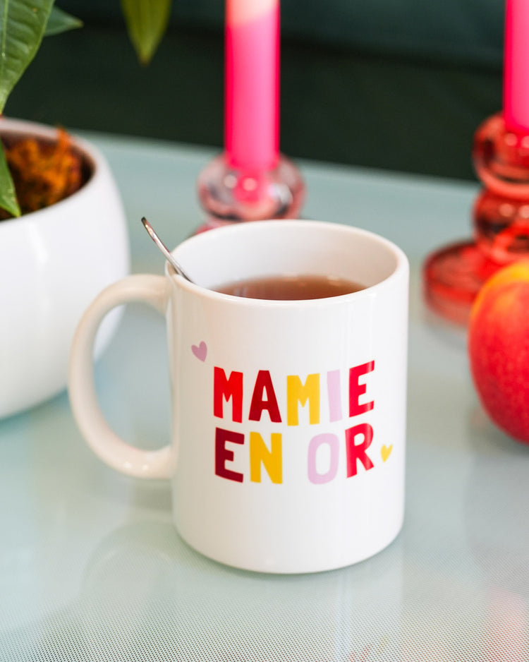Mug 'Mamie en or' avec motif doré sur fond blanc