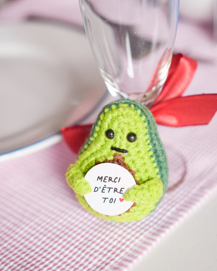 Pancarte en forme d'avocat avec message doux en crochet